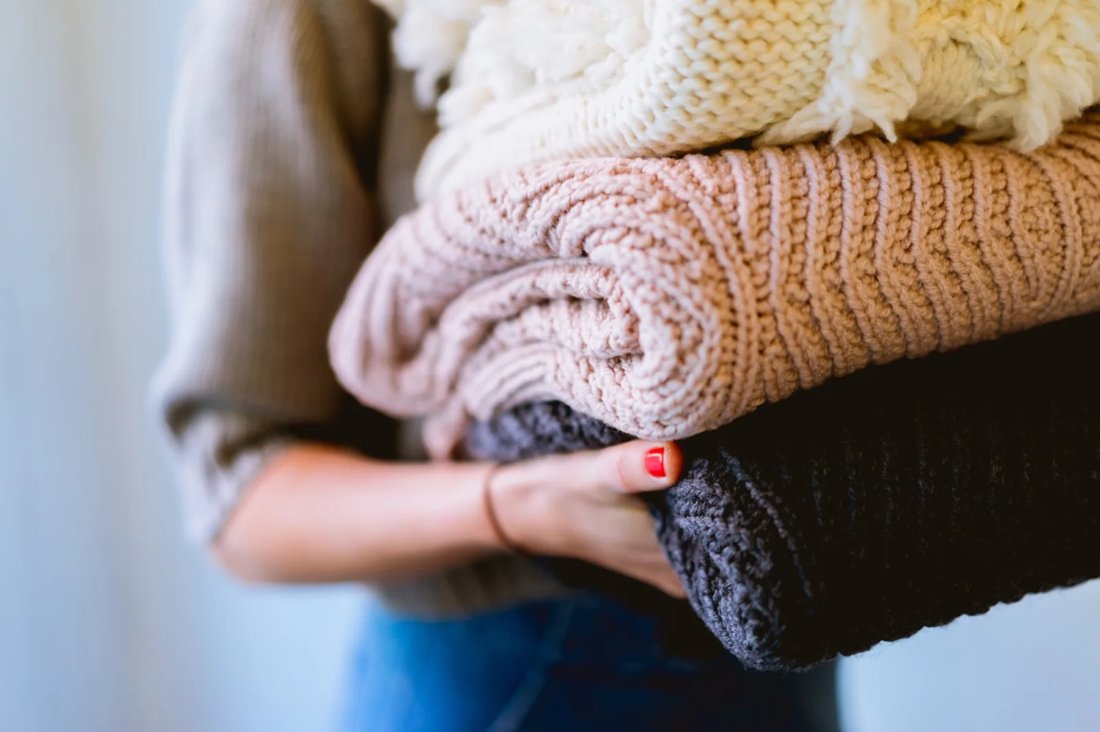 Vêtements pliés pris en charge avec soin